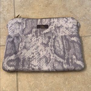 Jaanuu medical clutch